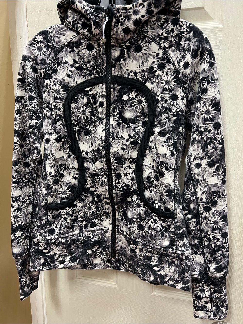 LULULEMON | Scuba Hoodie II Flowabunga Black Angel Blk floral hoody/jacket